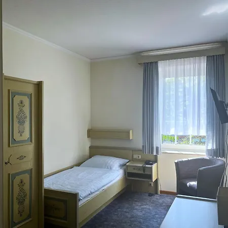 Rodes Und Restaurant Szálloda *